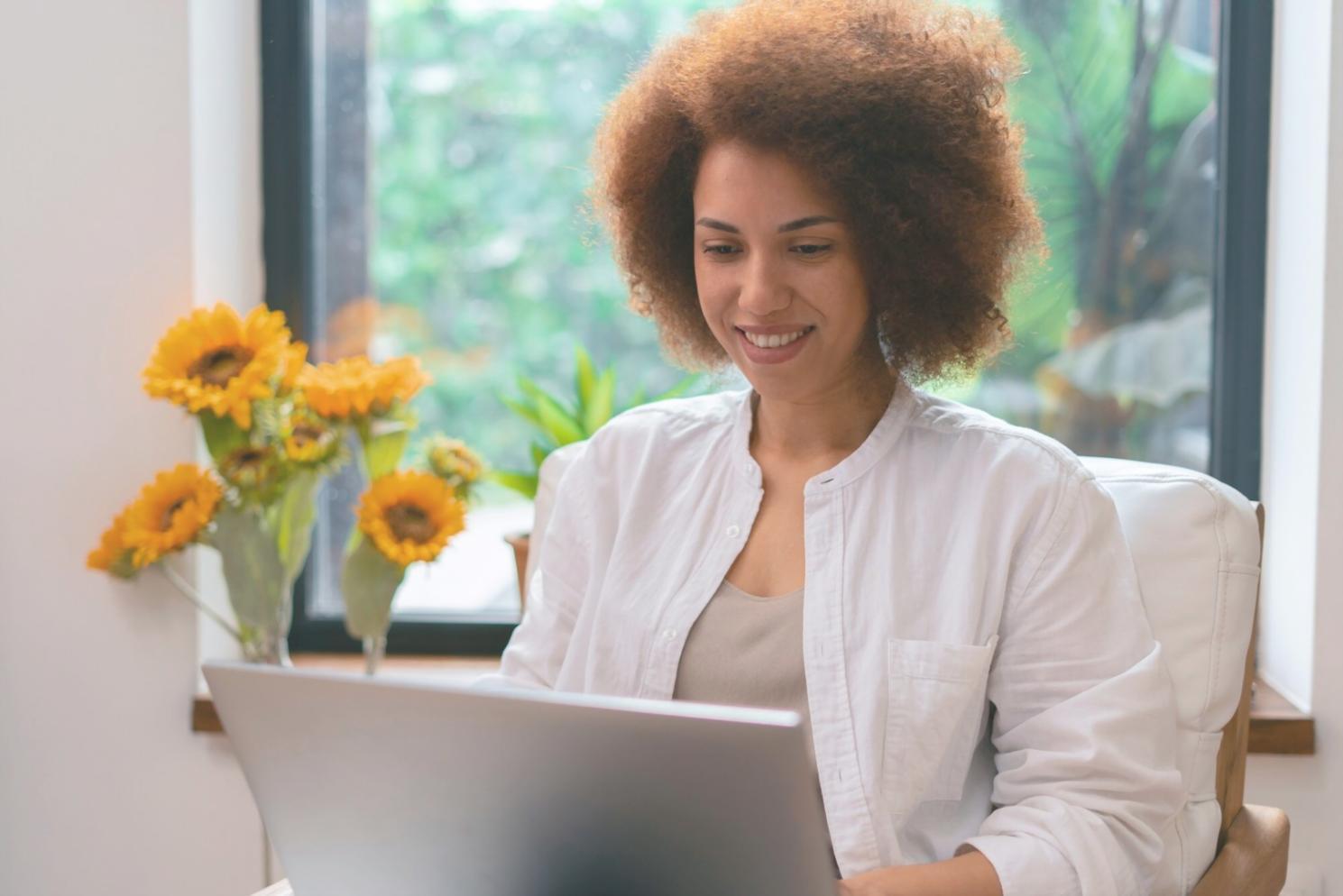 Analyse de documents financiers sur un bureau avec graphiques et calculatrice