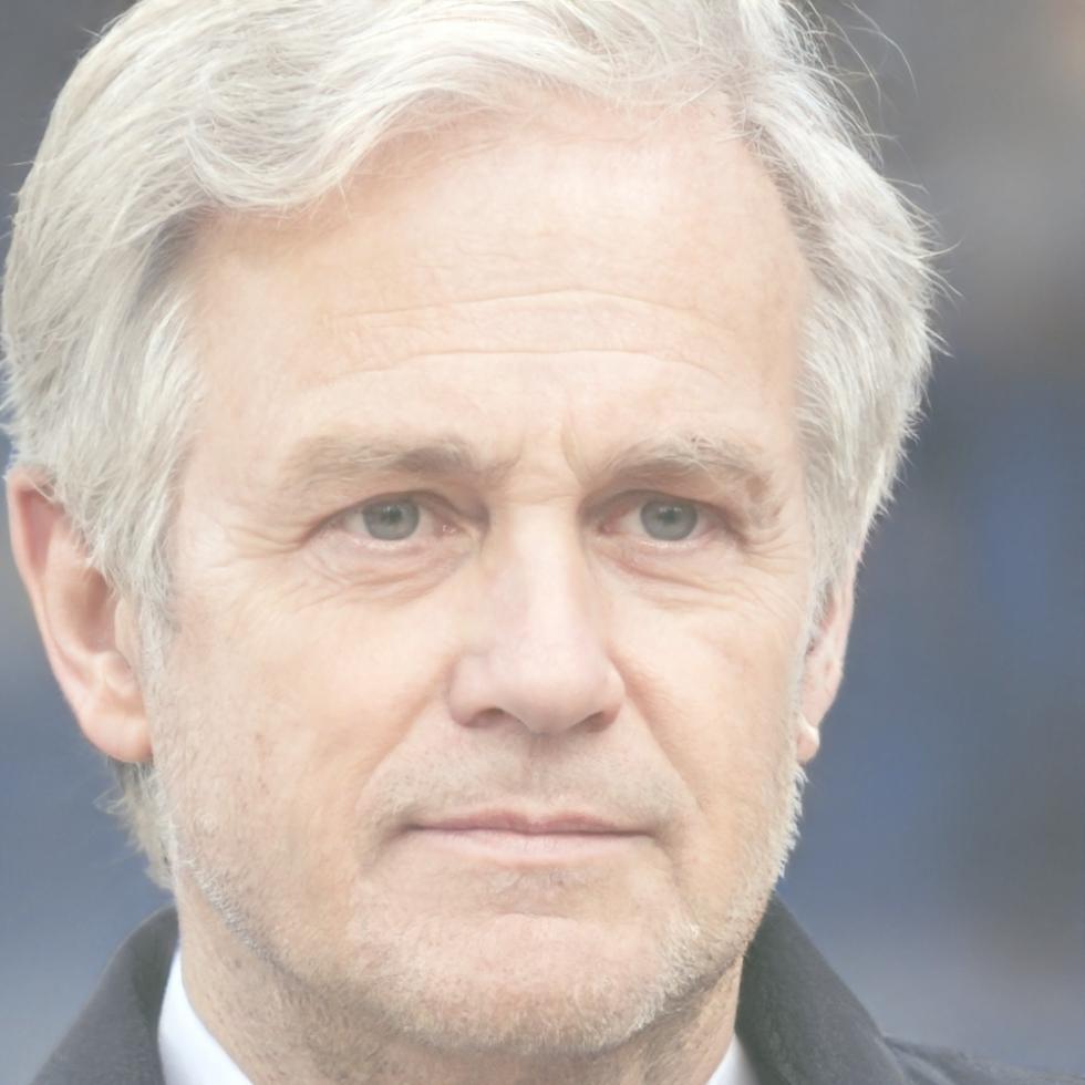 Portrait de Julien Rousseau, expert en analyse financière