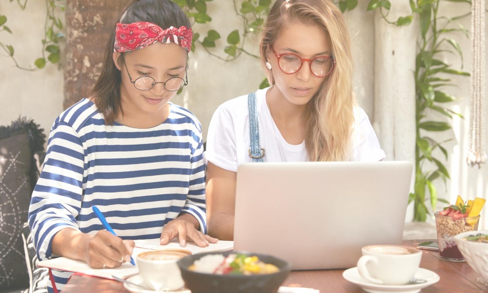 Station de travail moderne pour analyse financière avec double écran et outils professionnels